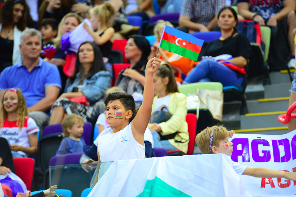 Milli Gimnastika Arenasında dünya çempionatı çərçivəsində qrup hərəkətlərdə komanda yarışları davam edir (FOTO)