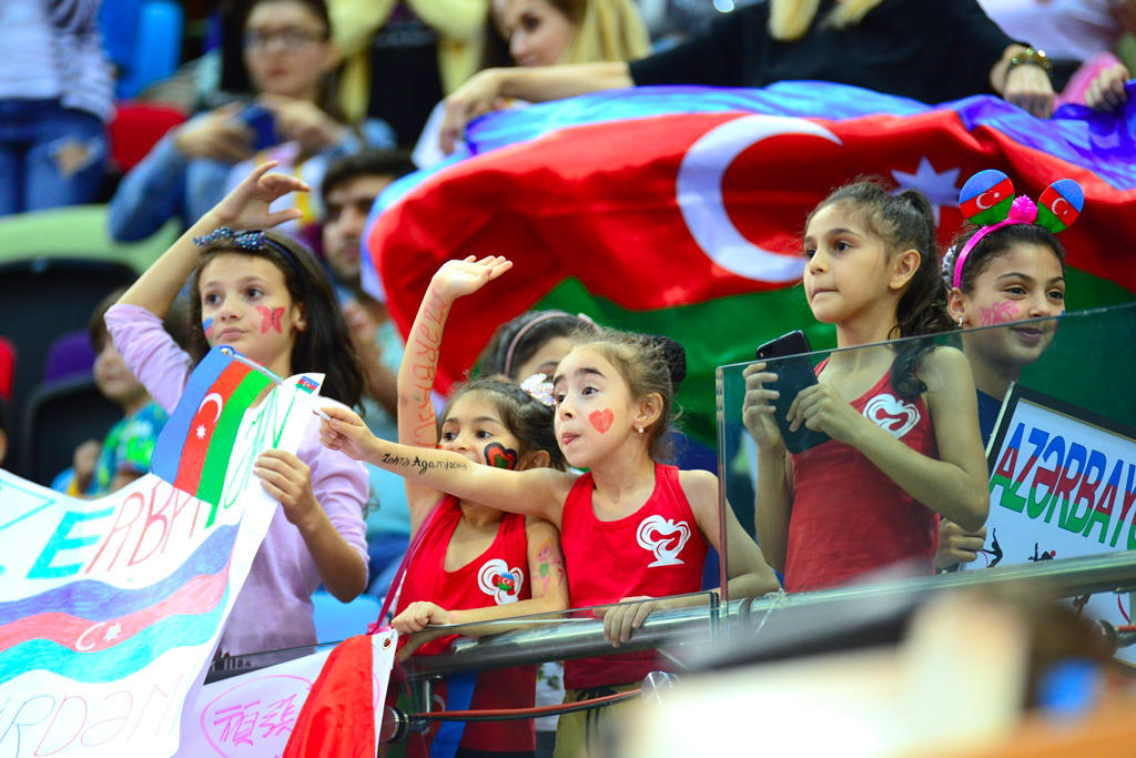 Milli Gimnastika Arenasında dünya çempionatı çərçivəsində qrup hərəkətlərdə komanda yarışları davam edir (FOTO)