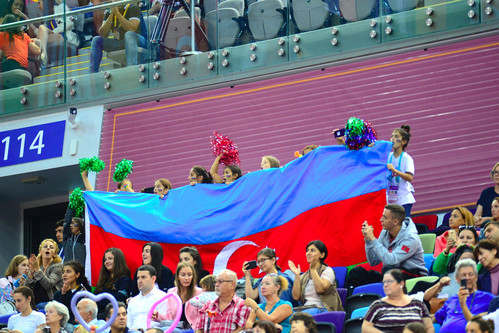 Milli Gimnastika Arenasında dünya çempionatı çərçivəsində qrup hərəkətlərdə komanda yarışları davam edir (FOTO)