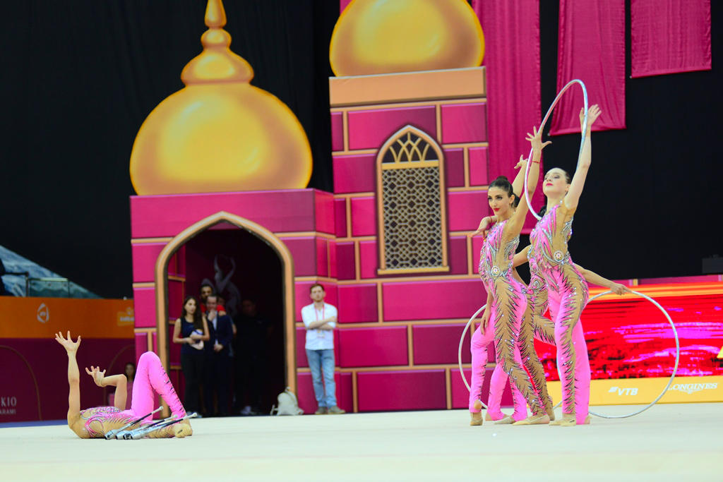 Milli Gimnastika Arenasında dünya çempionatı çərçivəsində qrup hərəkətlərdə komanda yarışları davam edir (FOTO)