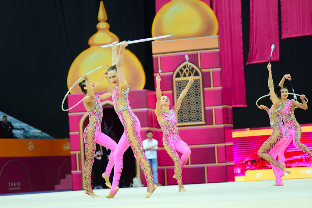 Milli Gimnastika Arenasında dünya çempionatı çərçivəsində qrup hərəkətlərdə komanda yarışları davam edir (FOTO)