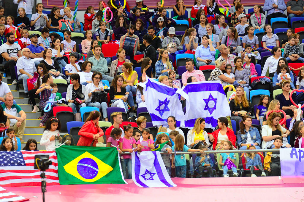 Milli Gimnastika Arenasında dünya çempionatı çərçivəsində qrup hərəkətlərdə komanda yarışları davam edir (FOTO)