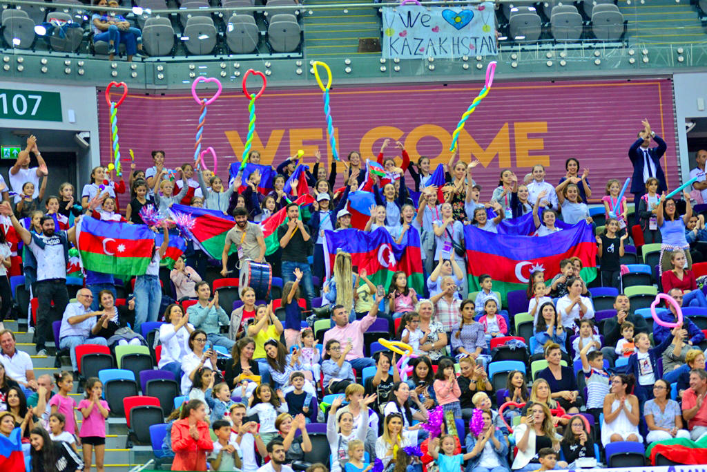 Milli Gimnastika Arenasında dünya çempionatı çərçivəsində qrup hərəkətlərdə komanda yarışları davam edir (FOTO)