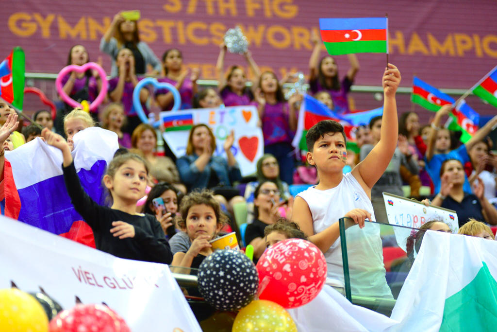 Milli Gimnastika Arenasında dünya çempionatı çərçivəsində qrup hərəkətlərdə komanda yarışları davam edir (FOTO)