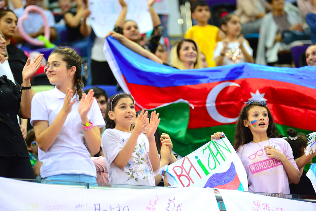 Milli Gimnastika Arenasında dünya çempionatı çərçivəsində qrup hərəkətlərdə komanda yarışları davam edir (FOTO)