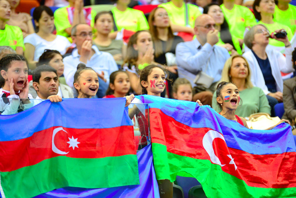 Milli Gimnastika Arenasında dünya çempionatı çərçivəsində qrup hərəkətlərdə komanda yarışları davam edir (FOTO)