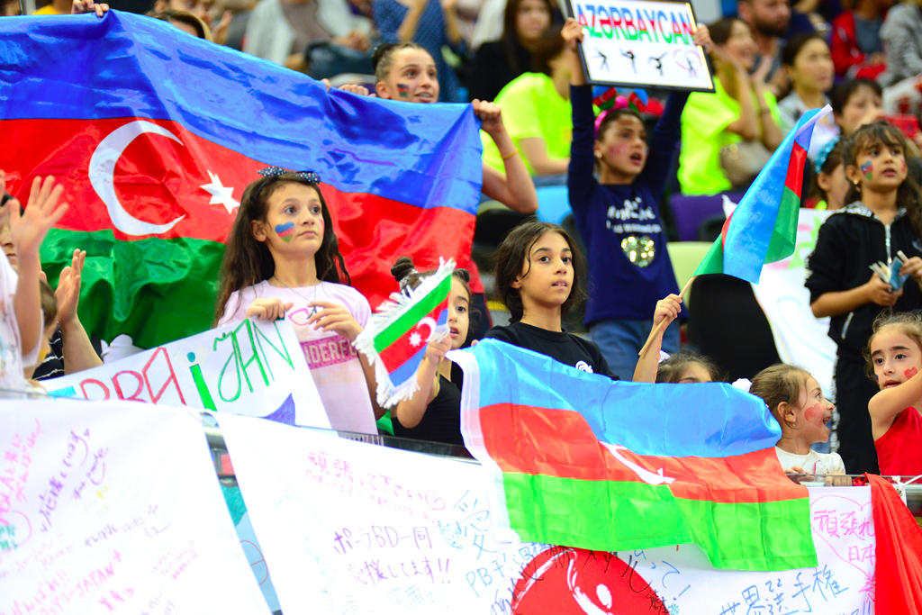 Milli Gimnastika Arenasında dünya çempionatı çərçivəsində qrup hərəkətlərdə komanda yarışları davam edir (FOTO)