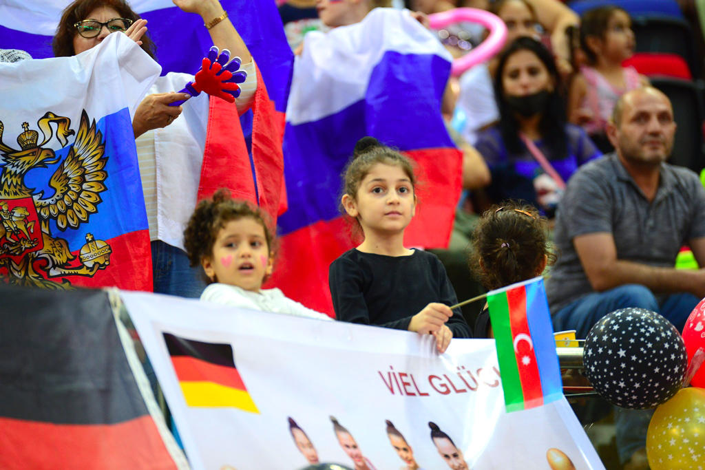 Milli Gimnastika Arenasında dünya çempionatı çərçivəsində qrup hərəkətlərdə komanda yarışları davam edir (FOTO)