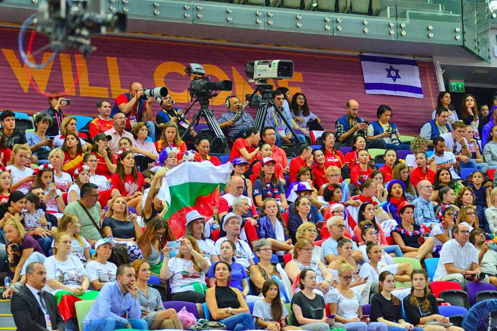 Milli Gimnastika Arenasında dünya çempionatı çərçivəsində qrup hərəkətlərdə komanda yarışları davam edir (FOTO)