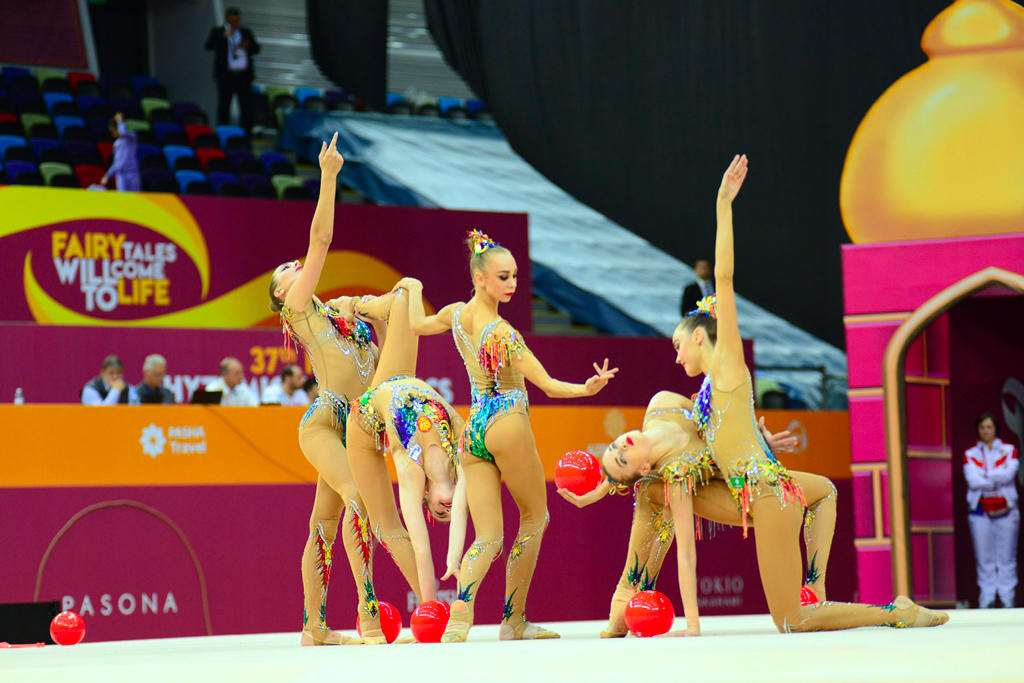 Milli Gimnastika Arenasında dünya çempionatı çərçivəsində qrup hərəkətlərdə komanda yarışları davam edir (FOTO)