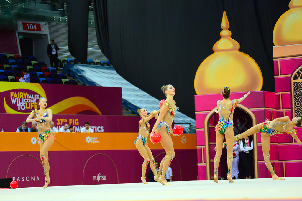 Milli Gimnastika Arenasında dünya çempionatı çərçivəsində qrup hərəkətlərdə komanda yarışları davam edir (FOTO)