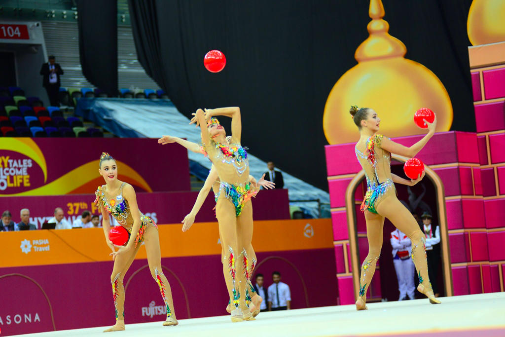 Milli Gimnastika Arenasında dünya çempionatı çərçivəsində qrup hərəkətlərdə komanda yarışları davam edir (FOTO)