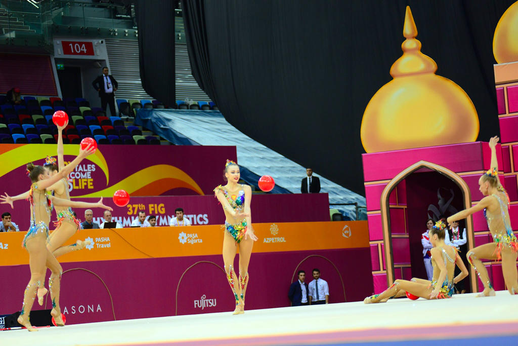 Milli Gimnastika Arenasında dünya çempionatı çərçivəsində qrup hərəkətlərdə komanda yarışları davam edir (FOTO)