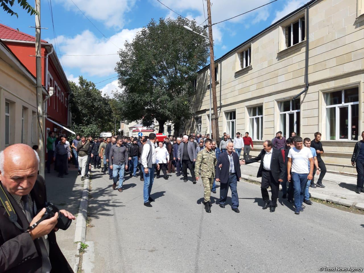 Həlak olan əsgərimiz son mənzilə yola salınır (FOTO) (YENİLƏNİB)