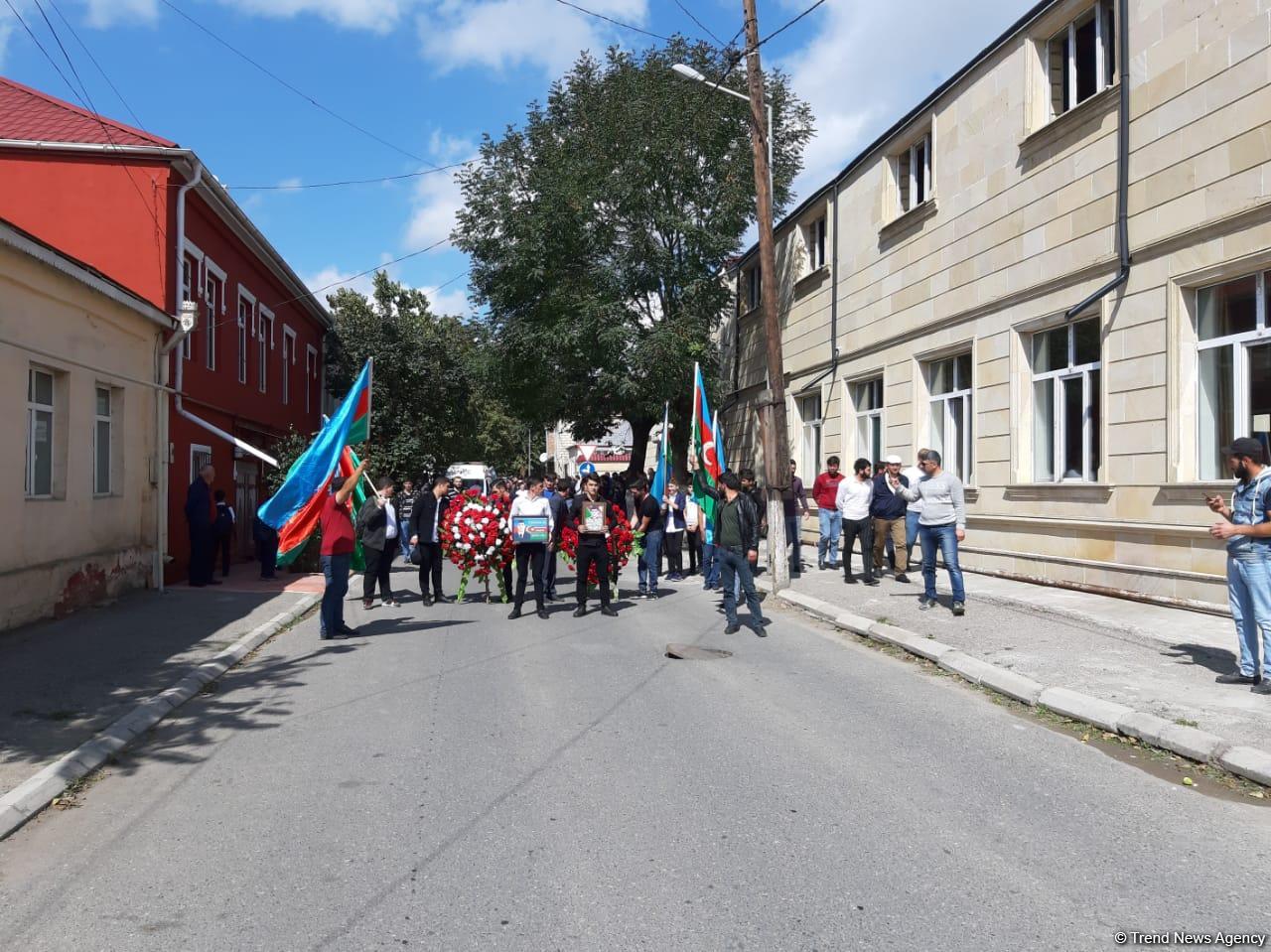 Həlak olan əsgərimiz son mənzilə yola salınır (FOTO) (YENİLƏNİB)