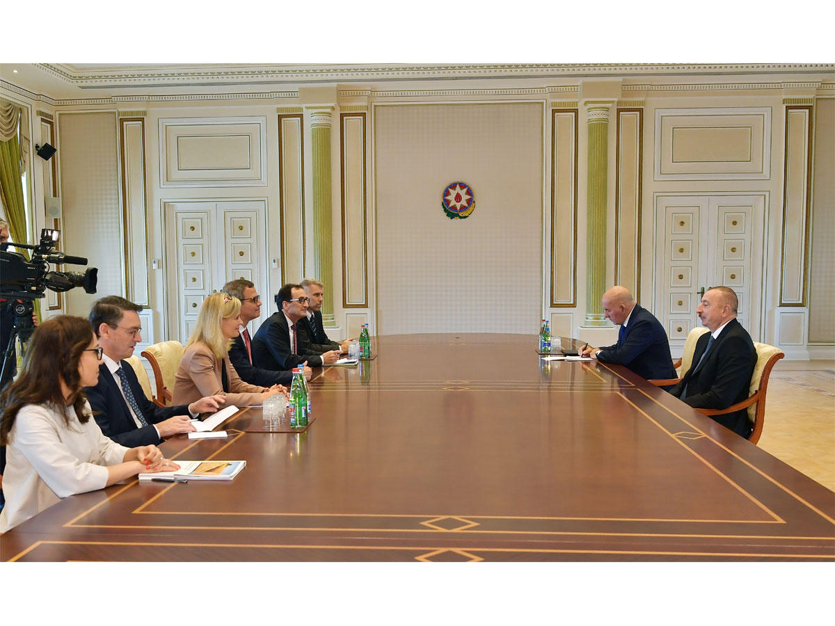 Президент Ильхам Алиев принял делегацию во главе с вице-президентом Международной финансовой корпорации (ФОТО) (версия 2)