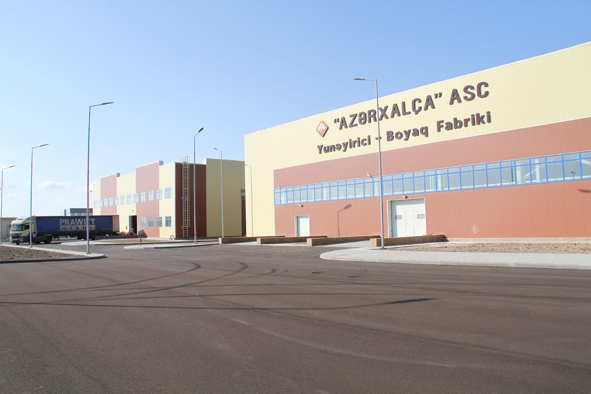 Regional məntəqələrdə toplanan yunun Sumqayıtdakı fabrikə təhvil verilməsinə başlanılıb (FOTO)