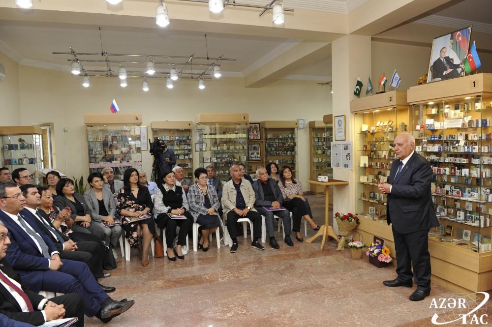 Состоялась презентация миниатюрной книги Эльмиры Ахундовой «Мехрибан Алиева. Миссия добра выполнима» (ФОТО)