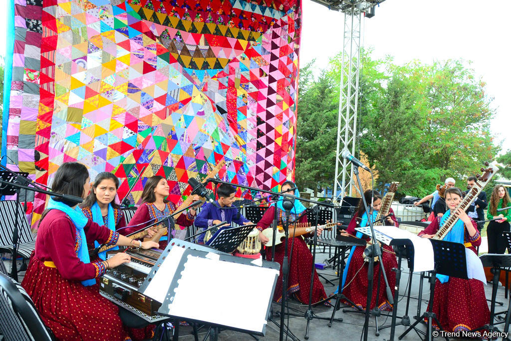 В рамках Фестиваля Насими в Шамахы прошло торжественное открытие выставки миниатюр и представлен концерт