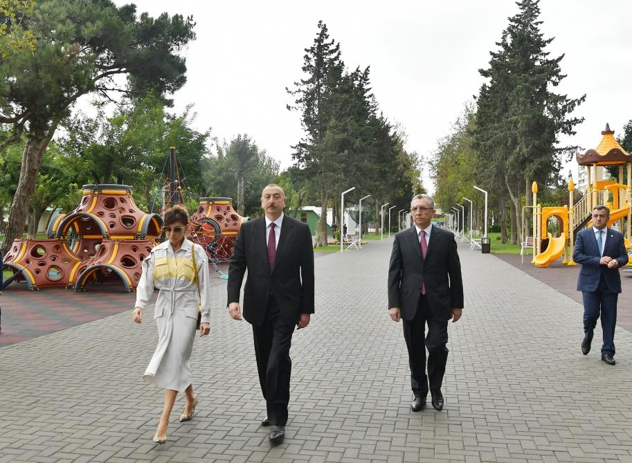 Президент Ильхам Алиев и Первая леди Мехрибан Алиева ознакомились с условиями после капитальной реконструкции в парке на проспекте Ататюрка в Баку (ФОТО) (Версия 2)