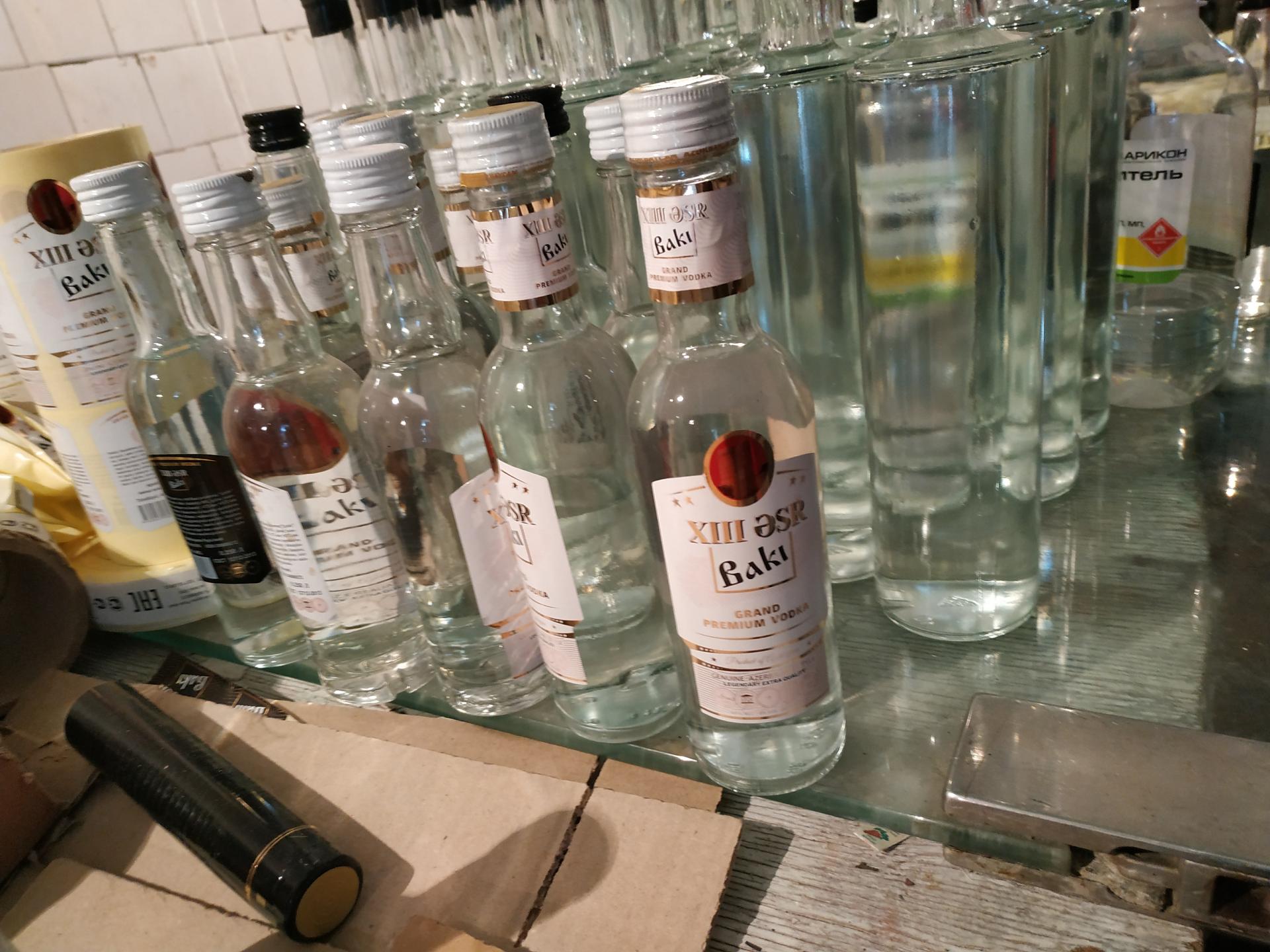 Ağstafada saxta aksizli alkoqollu içkilər hazırlayan obyekt aşkarlandı (FOTO)