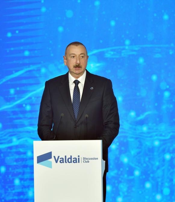 Prezident İlham Əliyev Soçidə “Valday” Beynəlxalq Diskussiya Klubunun XVI illik iclasının plenar sessiyasında iştirak edir (FOTO)