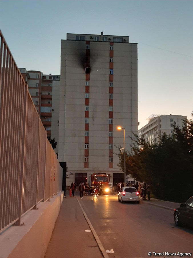 Bakıda çoxmərtəbəli binada baş verən yanğın söndürülüb (YENİLƏNİB) (FOTO)