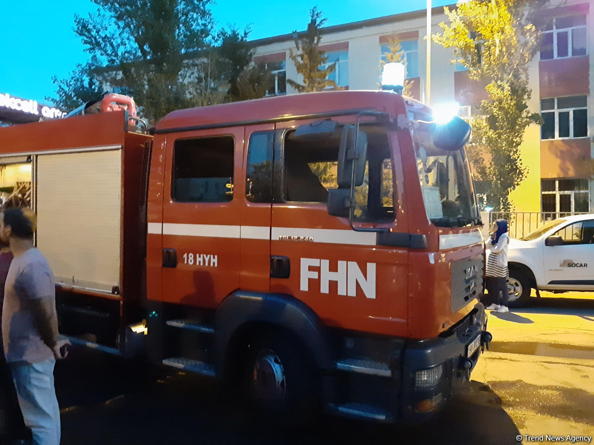 Bakıda çoxmərtəbəli binada baş verən yanğın söndürülüb (YENİLƏNİB) (FOTO)