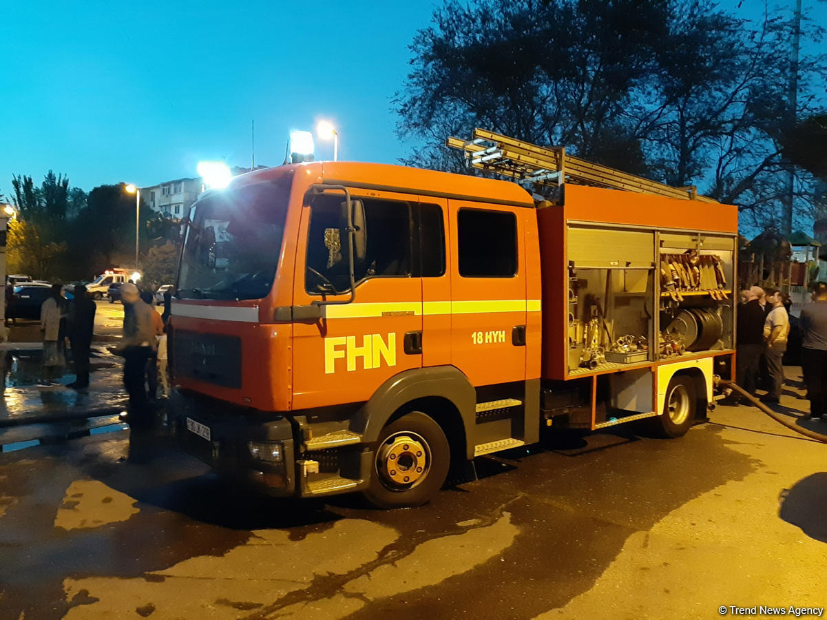 Bakıda çoxmərtəbəli binada baş verən yanğın söndürülüb (YENİLƏNİB) (FOTO)