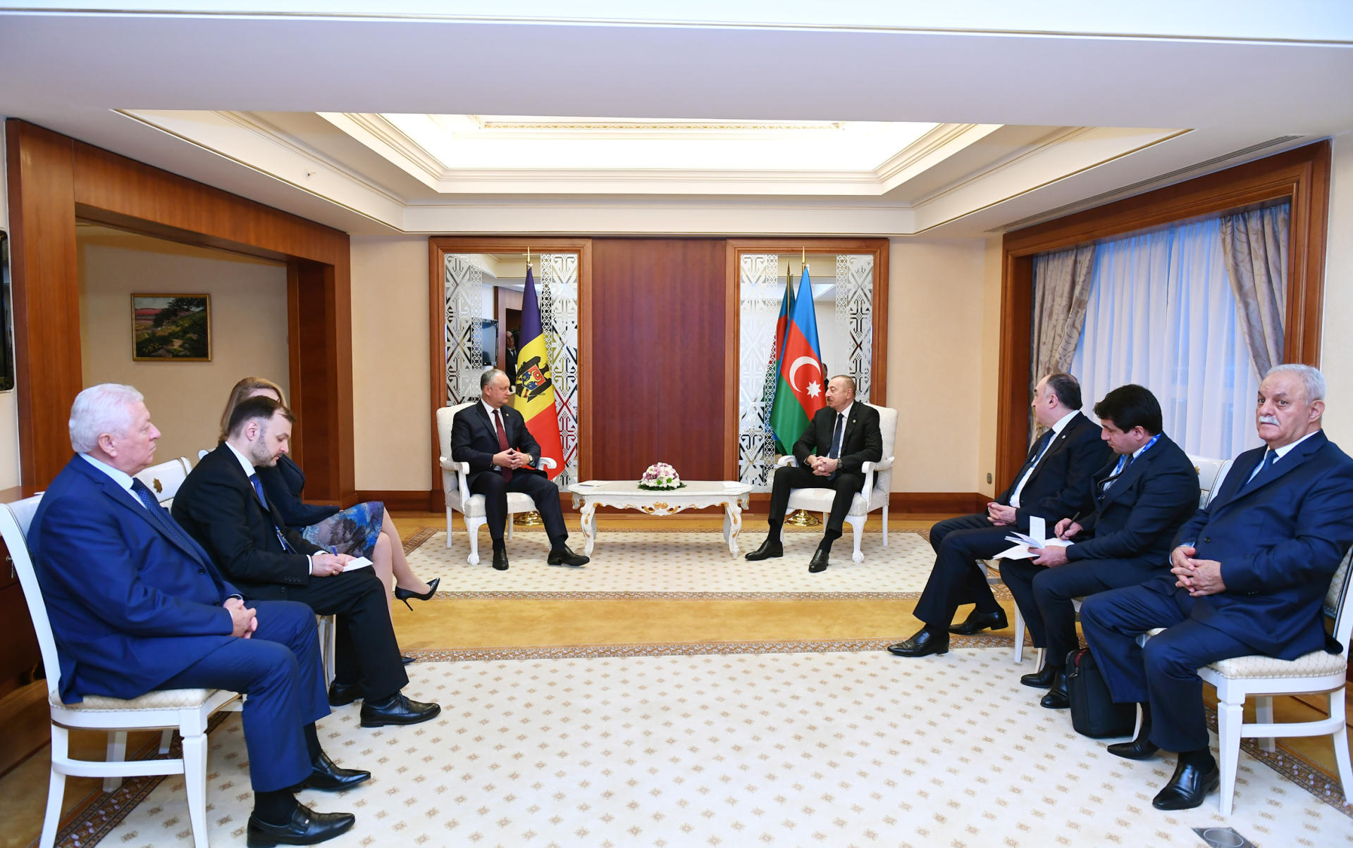 Prezident İlham Əliyev Moldova Prezidenti İqor Dodon ilə görüşüb (FOTO) (YENİLƏNİB)