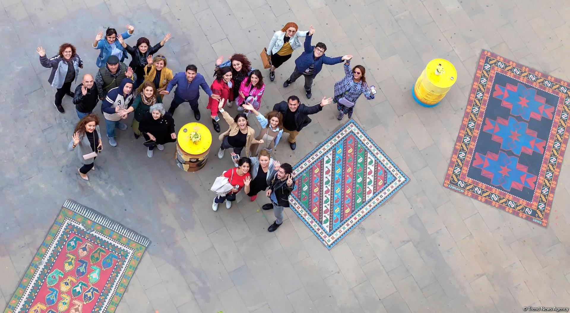 В Ичери шехер появились ковры Карабаха, Ширвана и Гянджи в стиле стрит-арт (ФОТО)