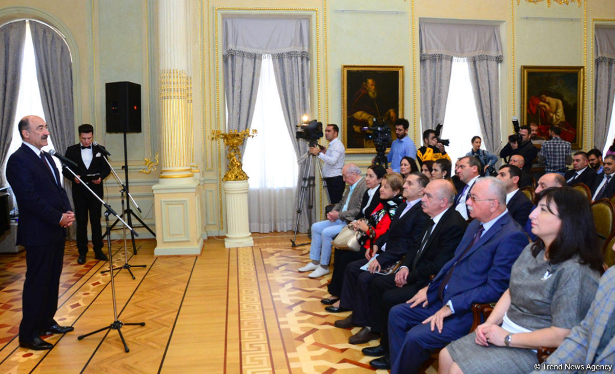 Bir qrup mədəniyyət xadiminə mükafatlar təqdim olunub (FOTO)