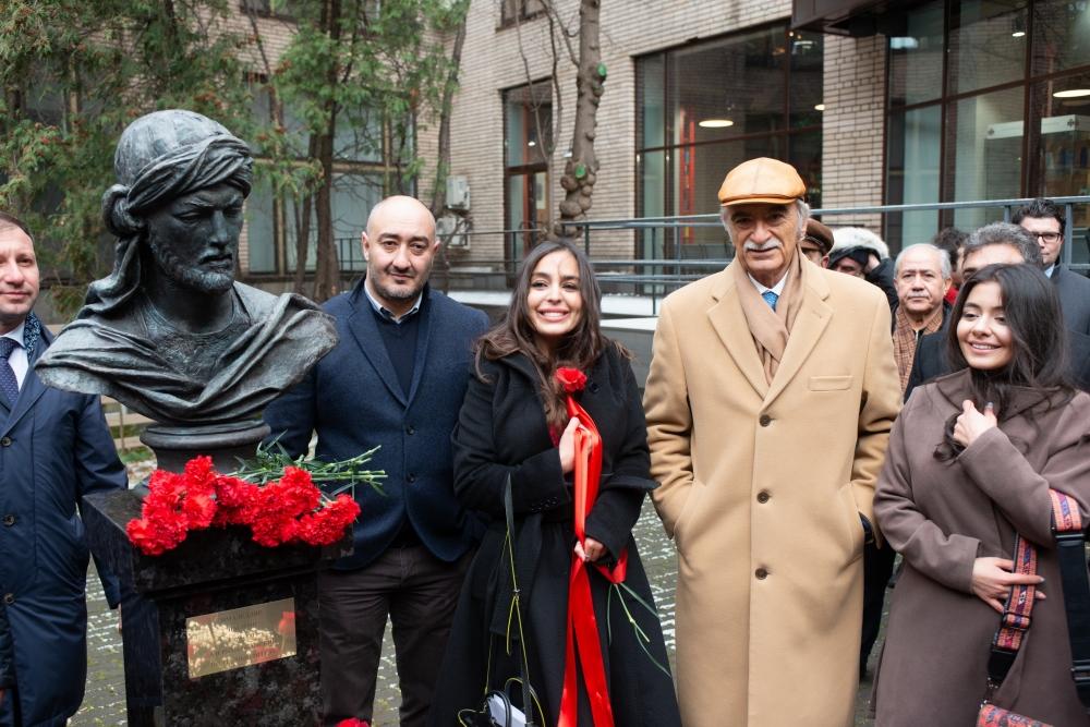 Heydər Əliyev Fondunun vitse-prezidenti Leyla Əliyeva Moskvada İmaməddin Nəsiminin heykəlinin açılışında iştirak edib (FOTO)