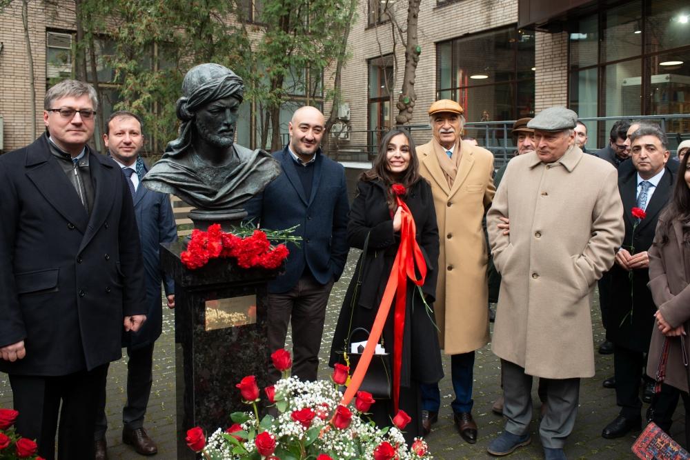 Heydər Əliyev Fondunun vitse-prezidenti Leyla Əliyeva Moskvada İmaməddin Nəsiminin heykəlinin açılışında iştirak edib (FOTO)