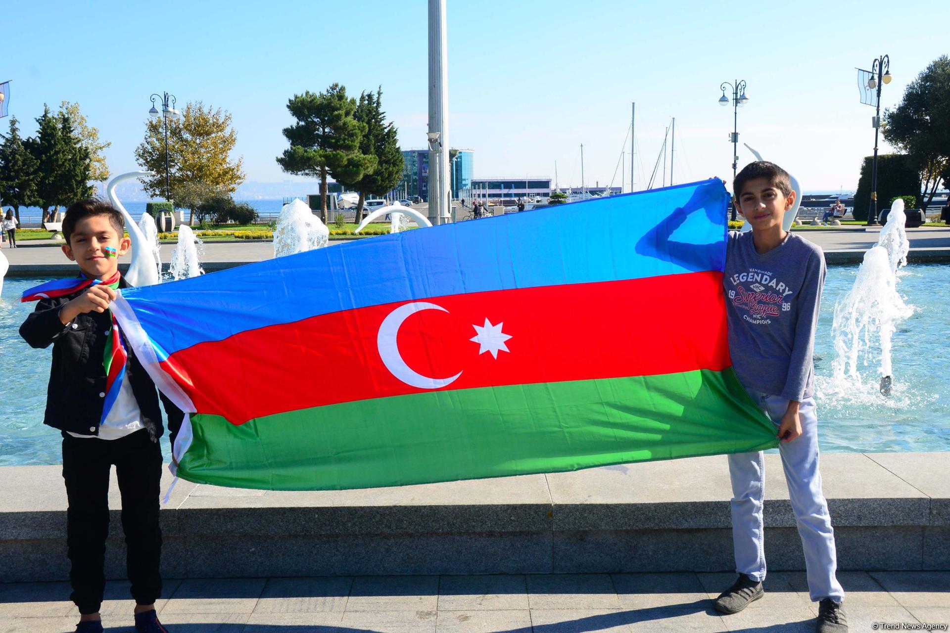 Dənizkənarı Bulvarda Dövlət Bayrağı Günü münasibəti ilə bayram tədbiri olub (FOTOREPORTAJ)