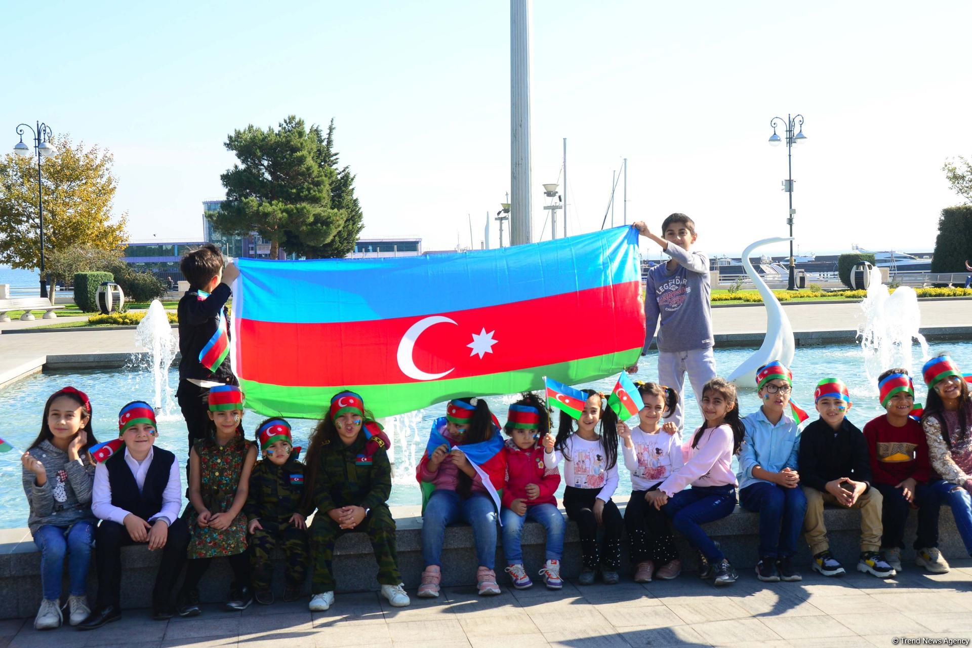 Dənizkənarı Bulvarda Dövlət Bayrağı Günü münasibəti ilə bayram tədbiri olub (FOTOREPORTAJ)