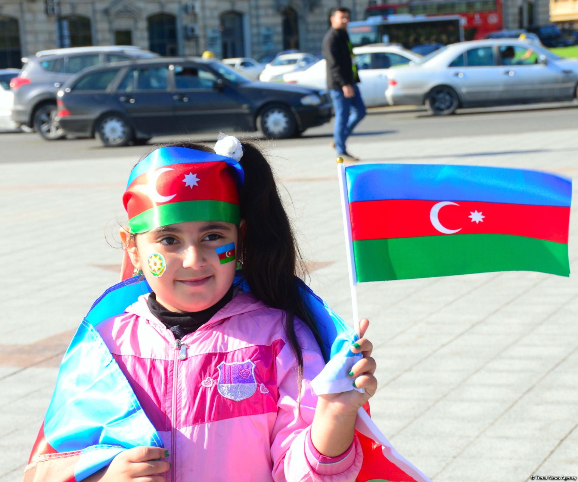 Dənizkənarı Bulvarda Dövlət Bayrağı Günü münasibəti ilə bayram tədbiri olub (FOTOREPORTAJ)