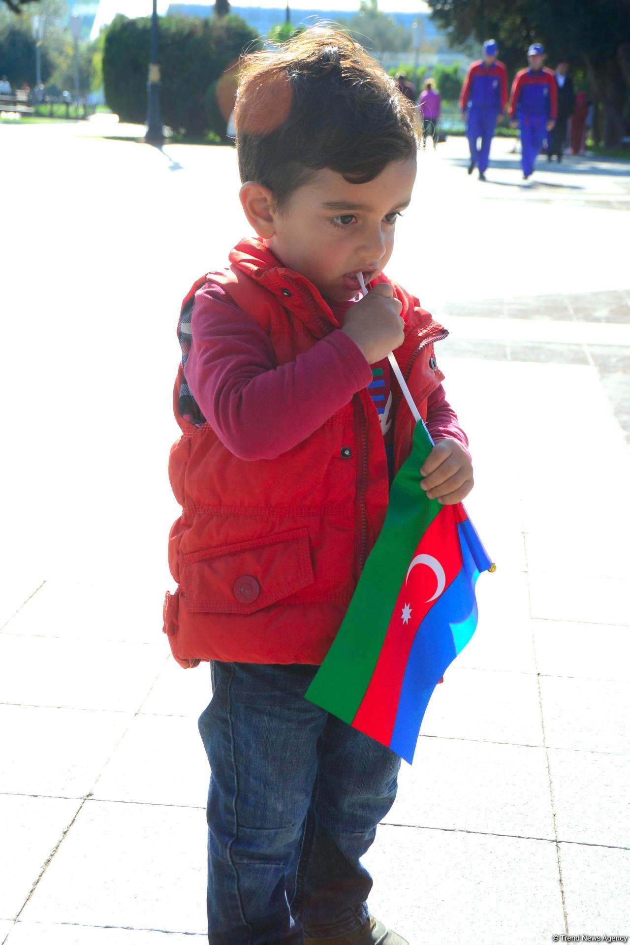 Dənizkənarı Bulvarda Dövlət Bayrağı Günü münasibəti ilə bayram tədbiri olub (FOTOREPORTAJ)