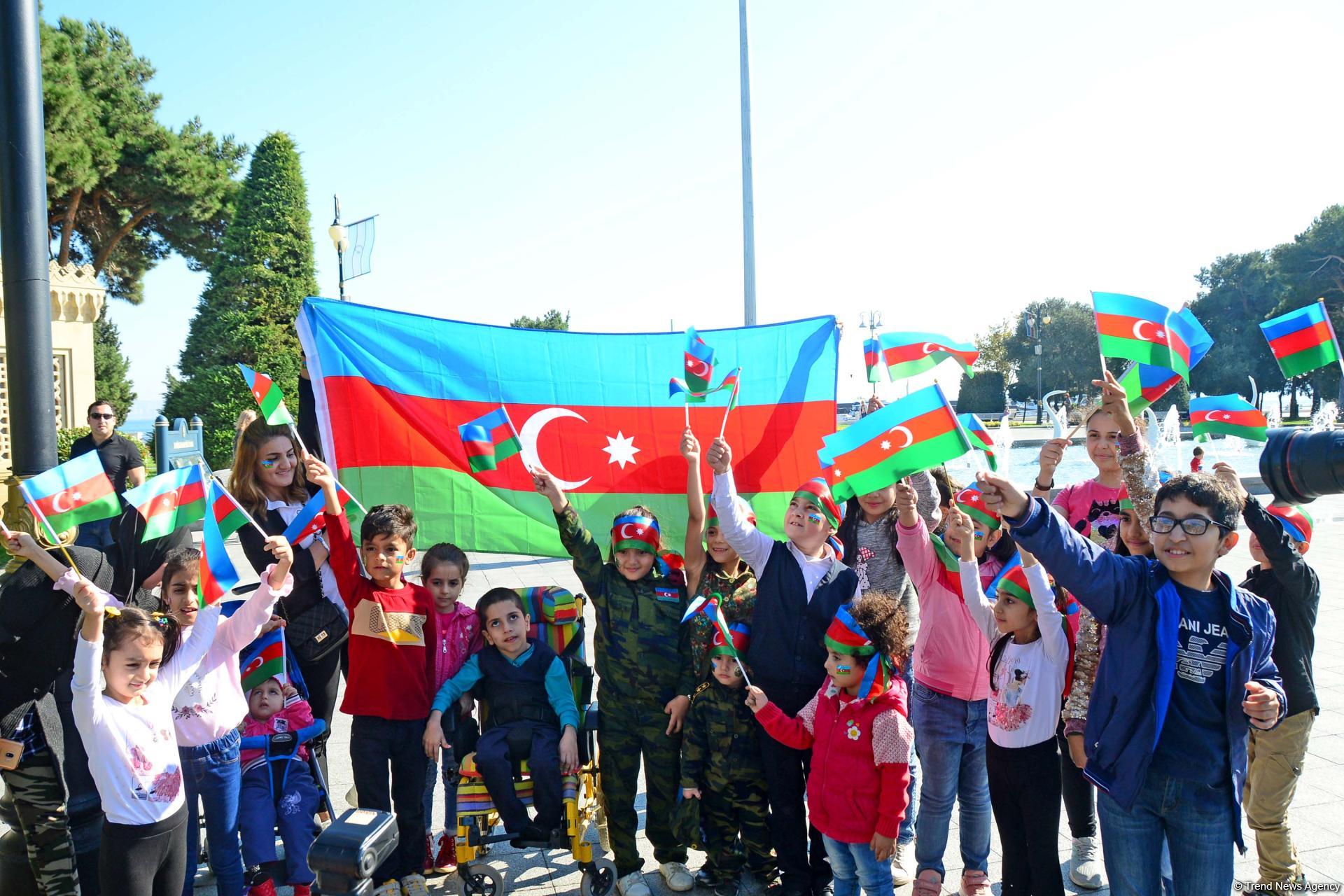 Dənizkənarı Bulvarda Dövlət Bayrağı Günü münasibəti ilə bayram tədbiri olub (FOTOREPORTAJ)