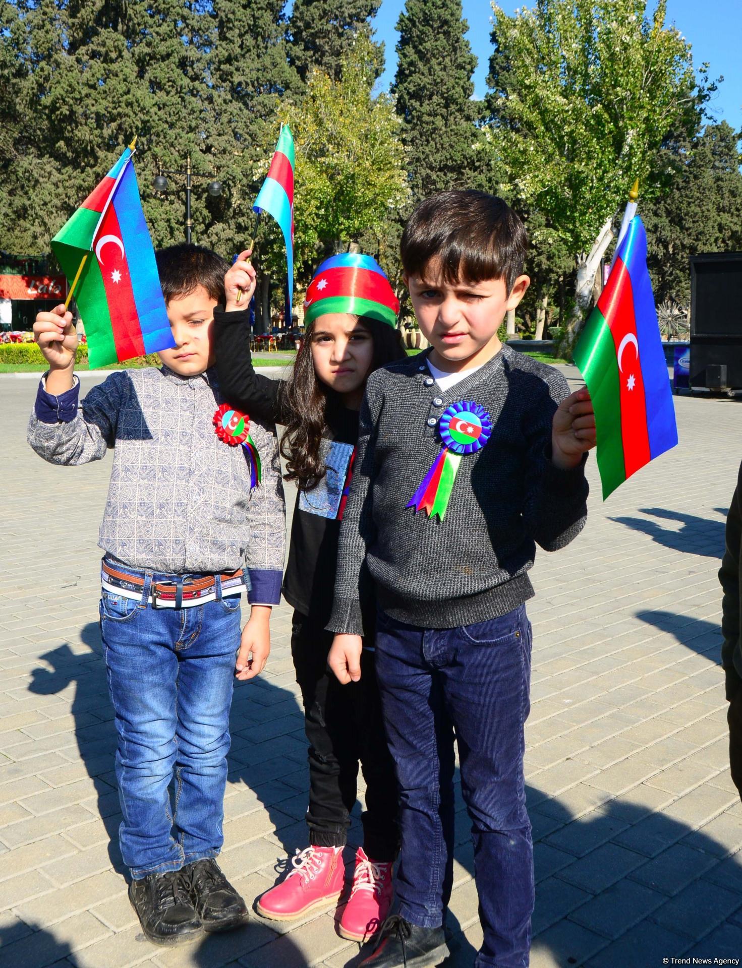 Dənizkənarı Bulvarda Dövlət Bayrağı Günü münasibəti ilə bayram tədbiri olub (FOTOREPORTAJ)