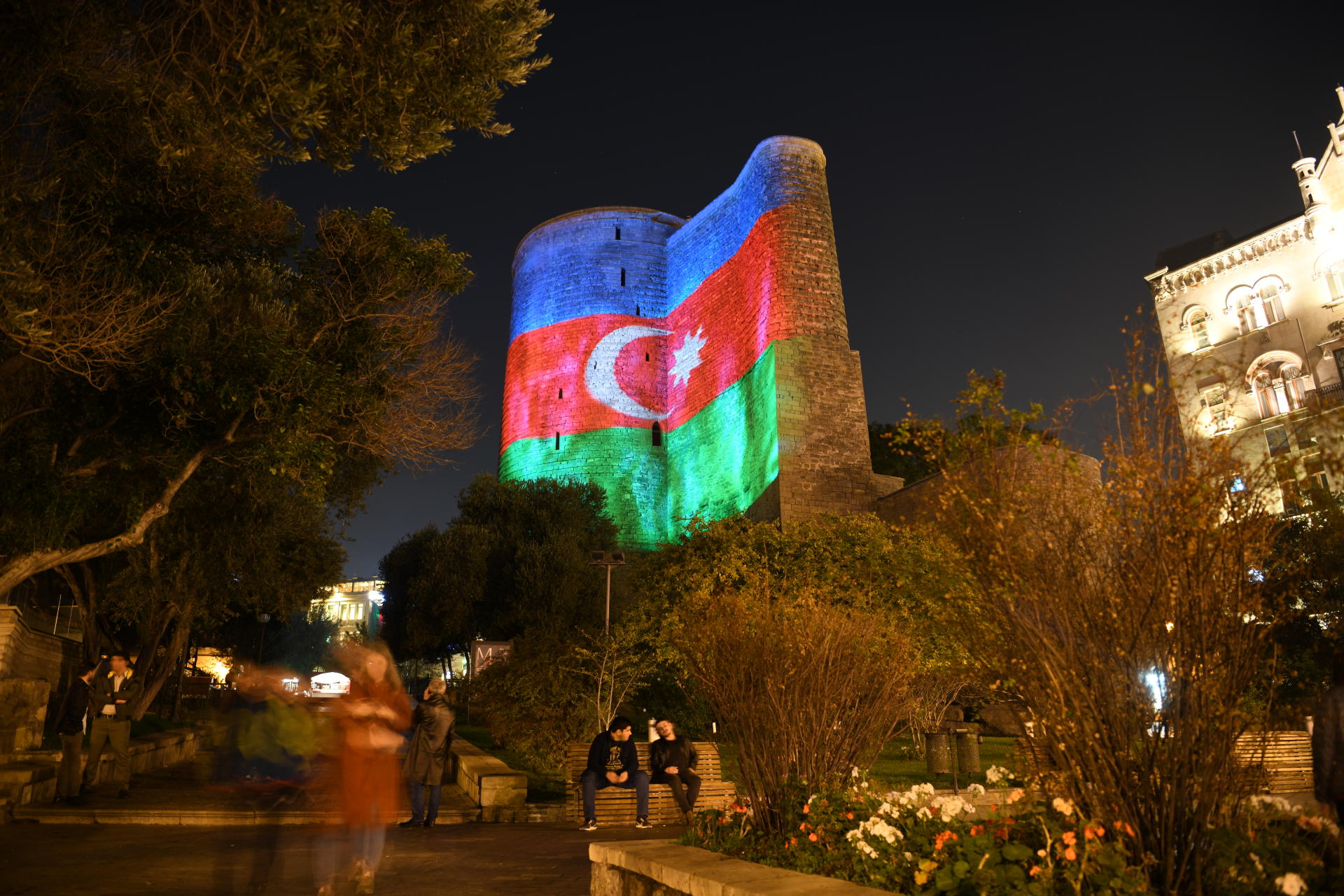 Баку полностью окрасился в цвета азербайджанского флага (ВИДЕО,ФОТО)