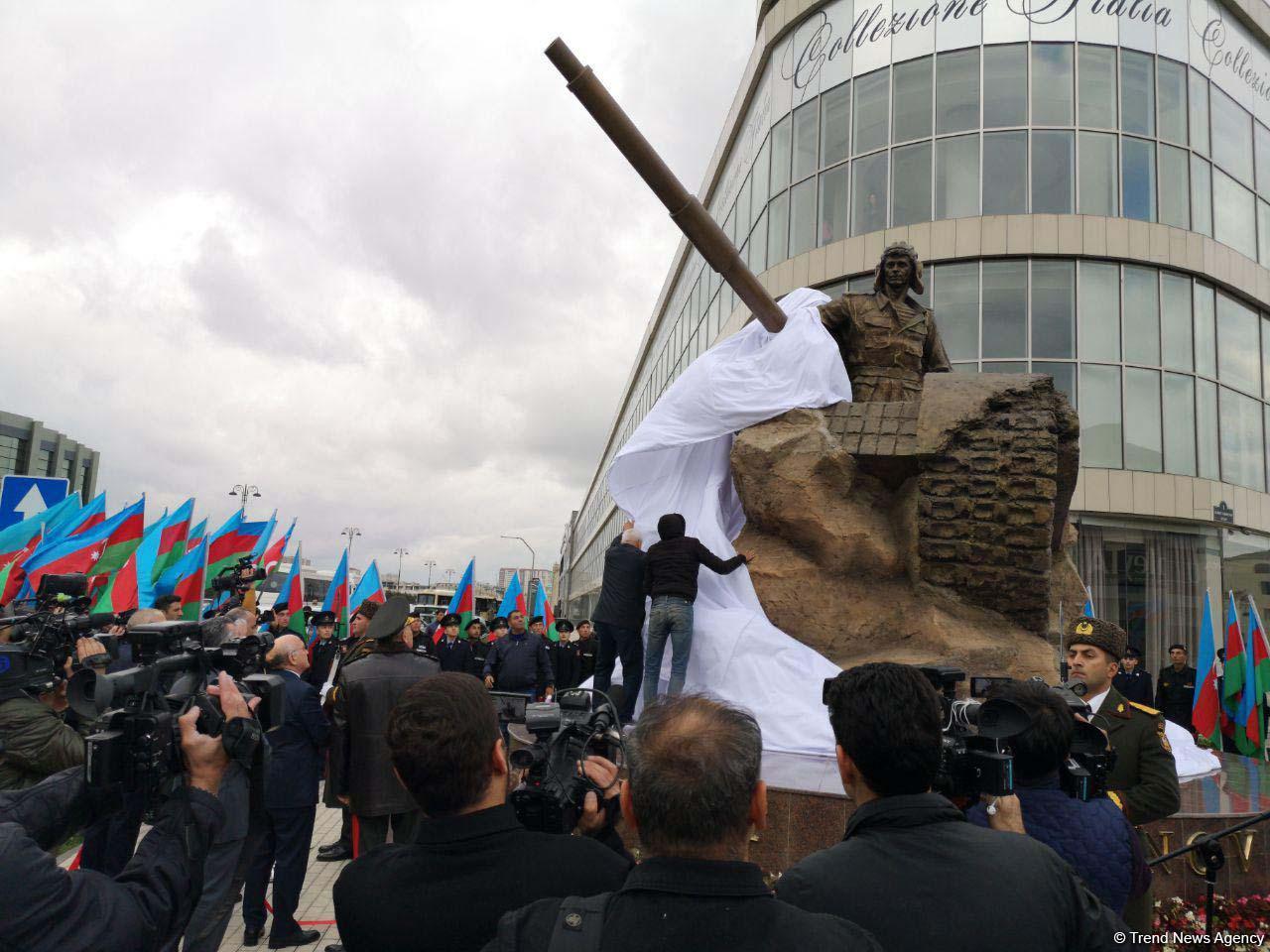Bakıda Milli Qəhrəman Albert Aqarunovun heykəlinin açılışı olub (FOTO/VİDEO)
