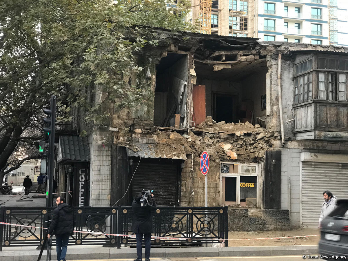 Bakıda binanın çökməsi nəticəsində yaxınlıqdakı evə və restorana da ziyan dəyib (FOTO)