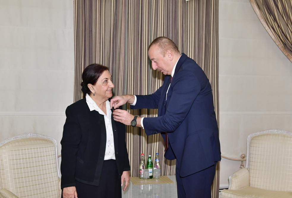Президент Ильхам Алиев вручил Диляре Сеидзаде орден «Шараф» (ФОТО) (версия 2)