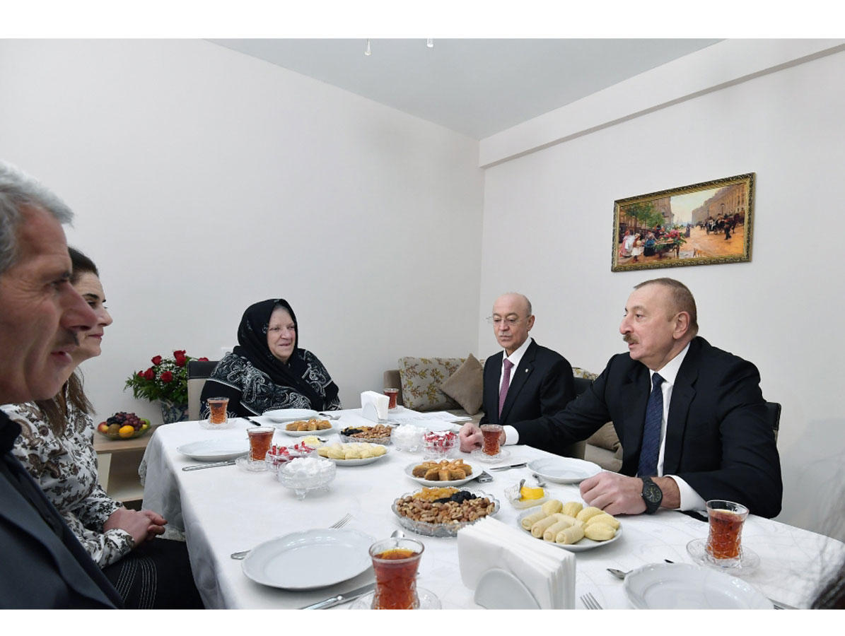 Президент Ильхам Алиев ознакомился с условиями в новом здании для семей, пострадавших от землетрясения в Шамахинском районе (ФОТО)