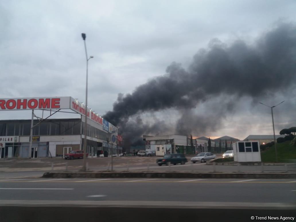 Bakıda ticarət mərkəzi yanır (FOTO/VİDEO)