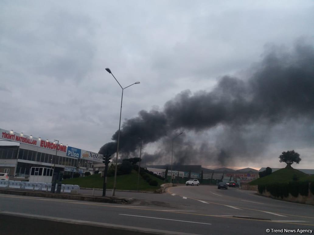 Bakıda ticarət mərkəzi yanır (FOTO/VİDEO)