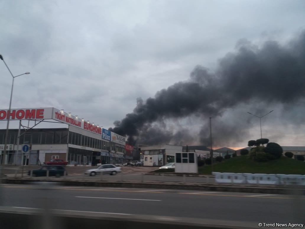 Bakıda ticarət mərkəzi yanır (FOTO/VİDEO)