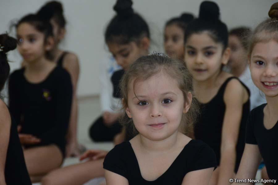 Bədii gimnastika üzrə Azərbaycan milli komandasının üzvləri gənc idmançılarla görüşüblər (FOTO)