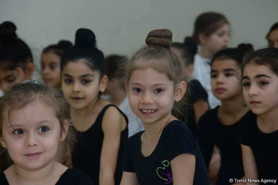 Bədii gimnastika üzrə Azərbaycan milli komandasının üzvləri gənc idmançılarla görüşüblər (FOTO)